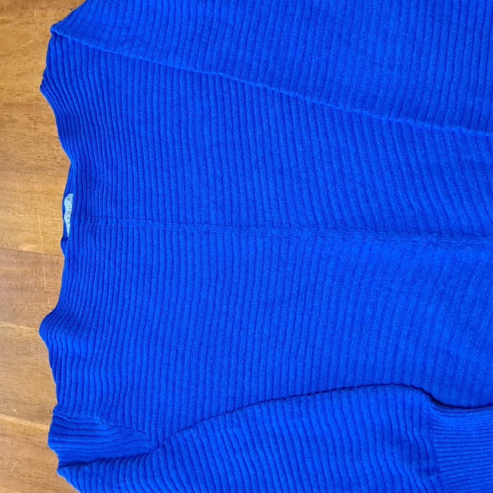 Blue sweater - Picture 3 of 9